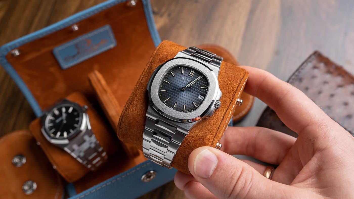 Patek Philippe Nautilus 5711 auf Uhrenrollen-Kissen
