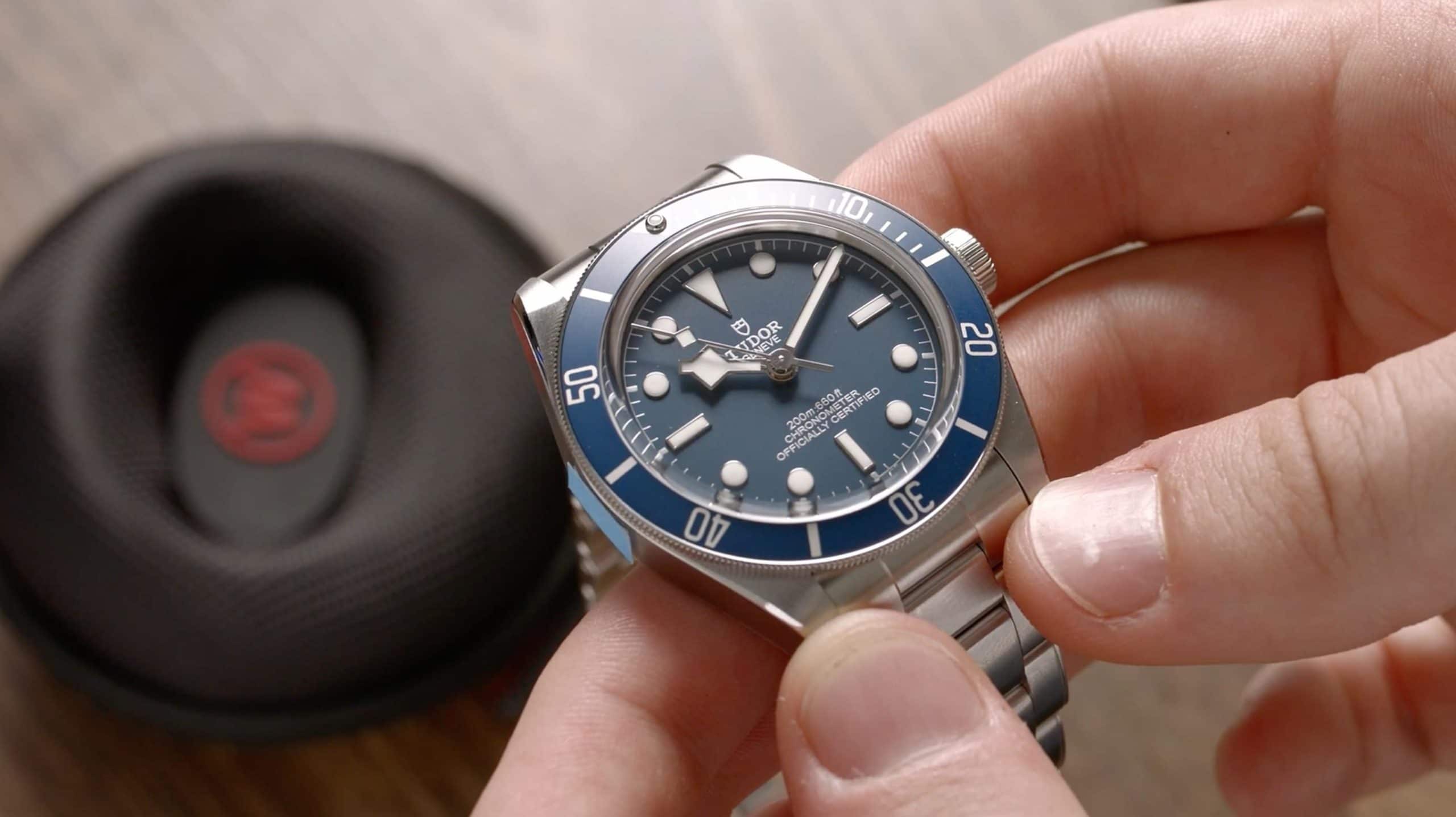 Tudor Black Bay 58 79030B Handheld Nahansicht
